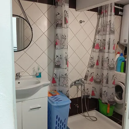 μονοκατοικία στη δροσία με αυλή και Parking Apartment