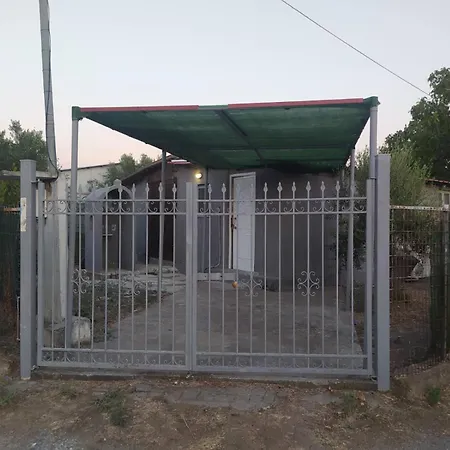 μονοκατοικία στη δροσία με αυλή και Parking Apartman Néa Mihanióna