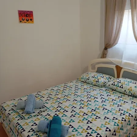 μονοκατοικία στη δροσία με αυλή και Parking Apartman Néa Mihanióna