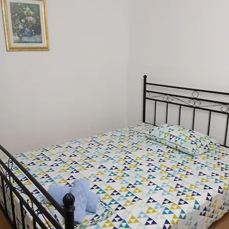 Apartman μονοκατοικία στη δροσία με αυλή και Parking